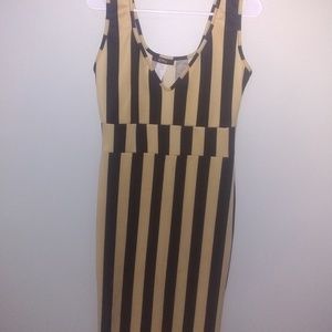 ✨NWOT Form fitting midi dress